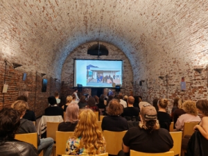 Erasmus -opintomatkan seminaari Ruutikellarin salissa Suomenlinnassa.