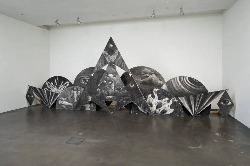Hannaleena Heiska, “Something There Is”, 2006, hiili vanerille, valokuva: Pirje Mykkänen, Kiasma Hannaleena Heiska, “Something There Is”, 2006, hiili vanerille, valokuva: Pirje Mykkänen, Kiasma