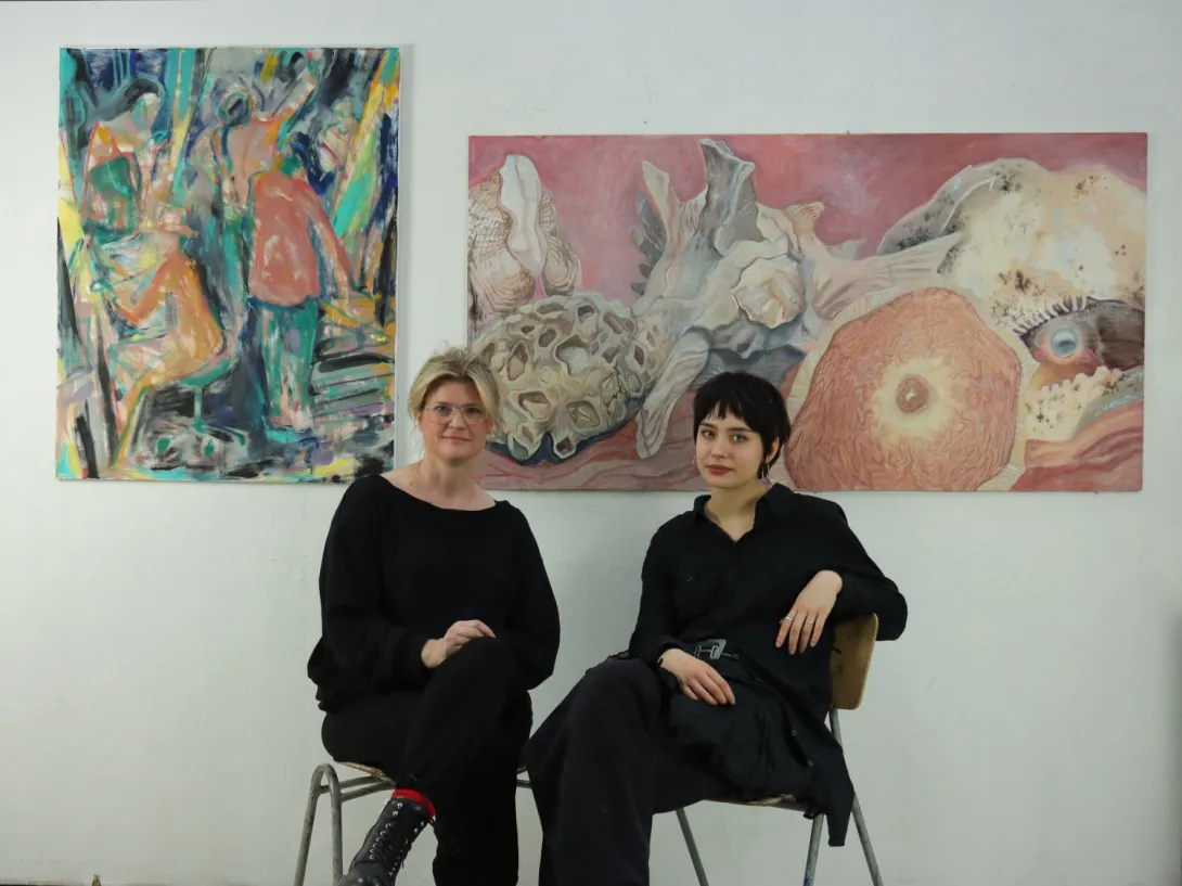 Elina Rajala, Maalarit, 100x80, öljy kankaalle, sekä Milka Mansikka, Kätkö, 2025, 81 x 153cm, Öljy vanerille. Kuva: Virppi Sysilehto Elina Rajala, Maalarit, 100x80, öljy kankaalle, sekä Milka Mansikka, Kätkö, 2025, 81 x 153cm, Öljy vanerille. Kuva: Virppi Sysilehto