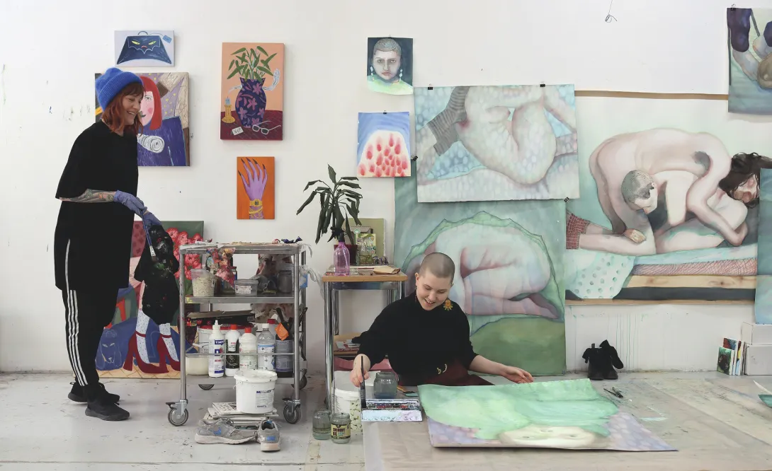taideopiskelijoita ateljeessa