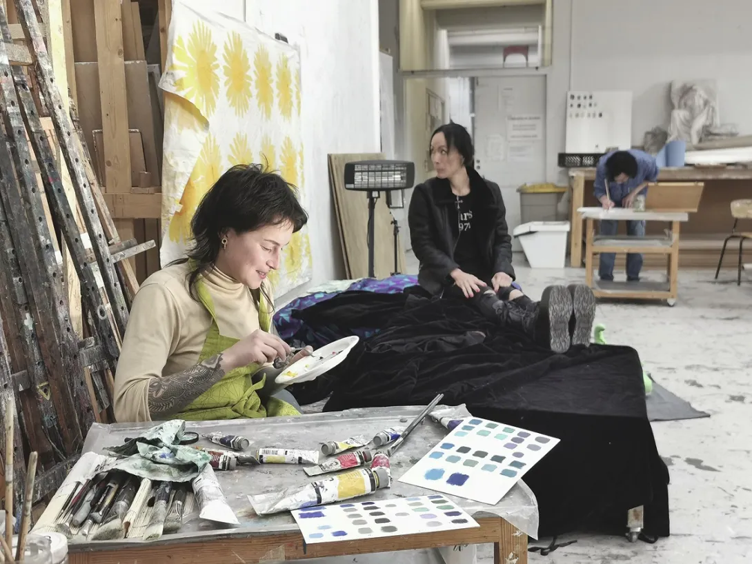 Työskentelyä piirustusluokassa, kuva Virppi Sysilehto