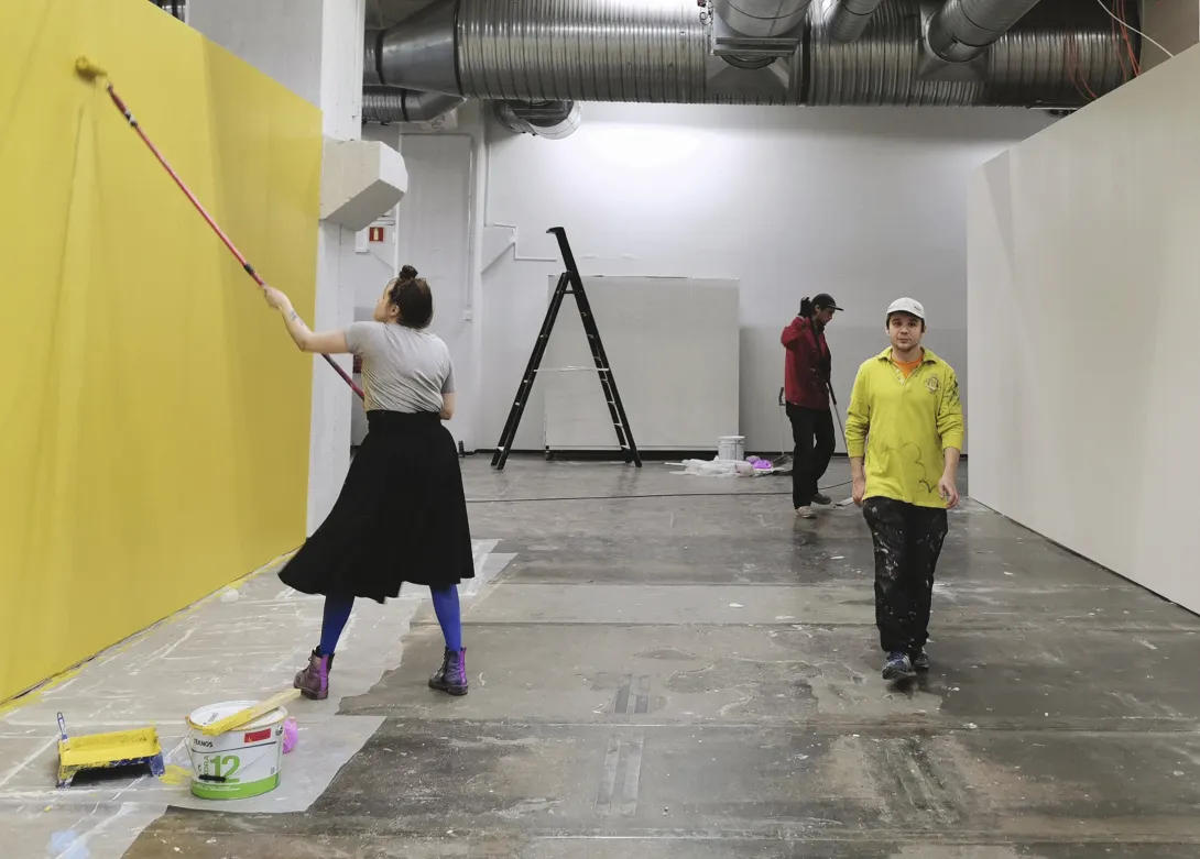 taidenäyttelyn rakennusta