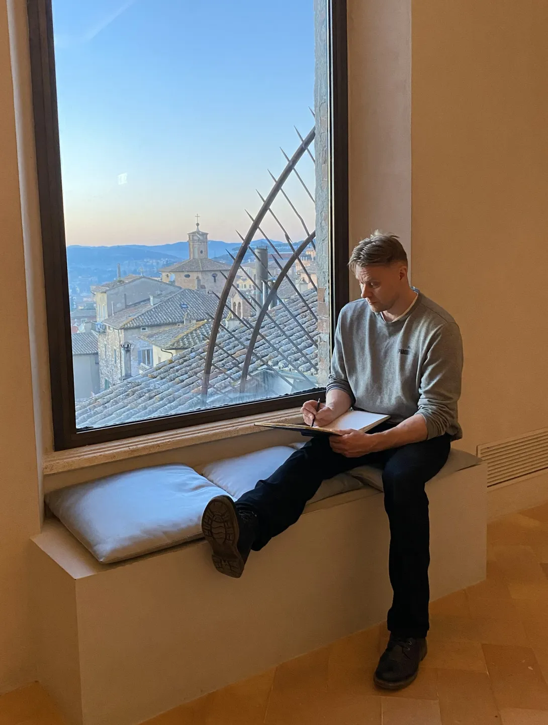 Mikko Haiko tecknar på museum