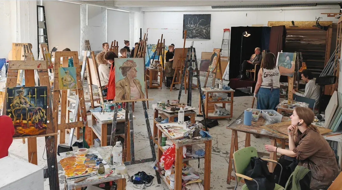 Teckningsklass under modellstudier. Foto: Virppi Sysilehto.