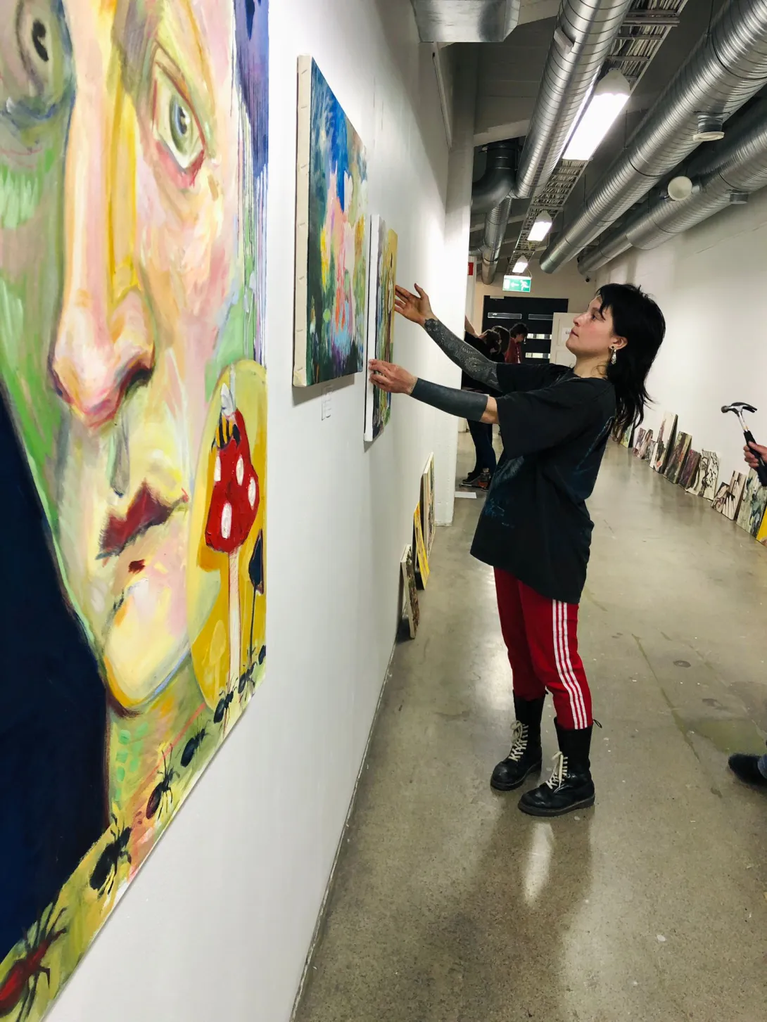 Katja Matikainen ripustustamasta myyntinäyttelyä 2024. Kuva: Taina Hakala