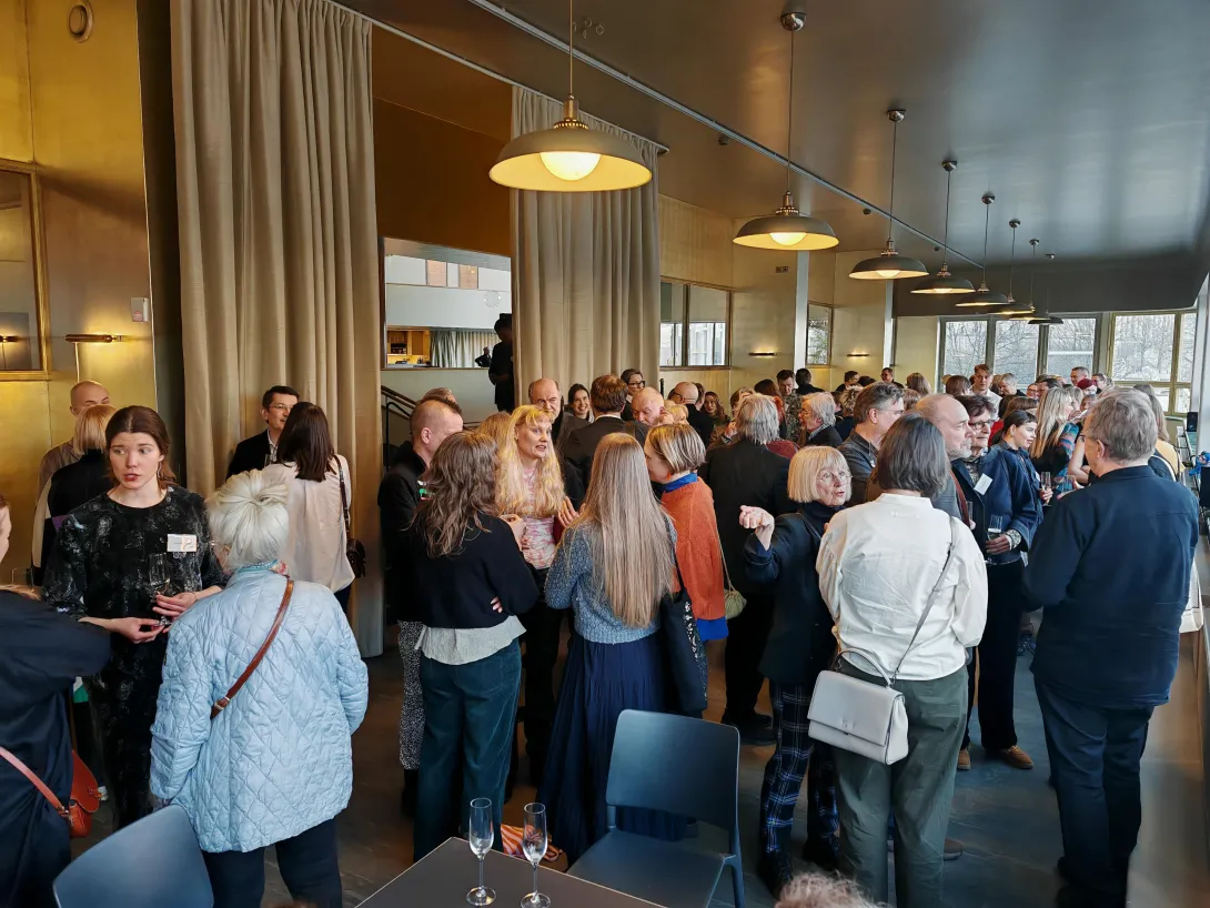 Iltajuhla käynnistyi ulkolämpiössä. Kuva Virppi Sysilehto.